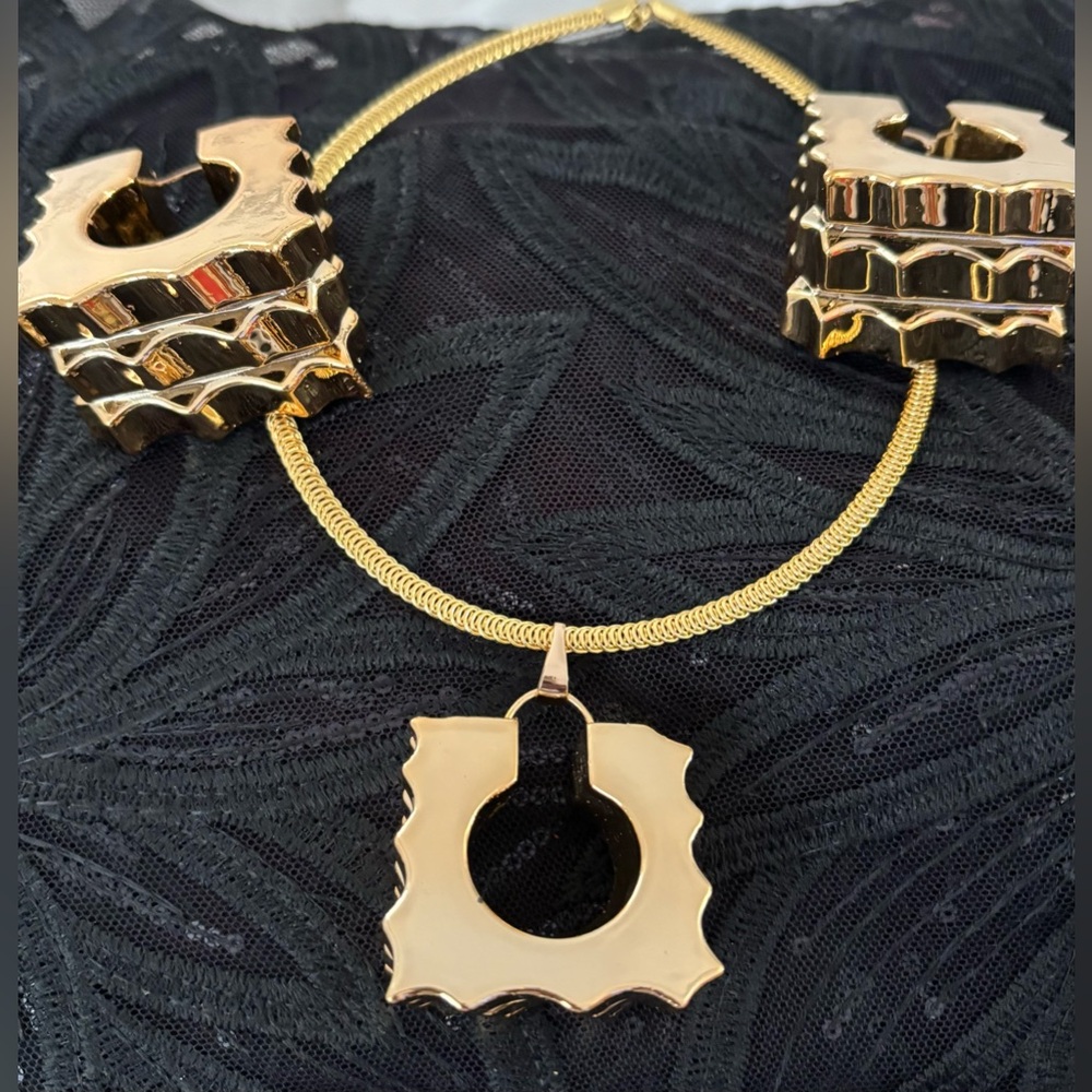 Elegant Gold Necklace and Earring Set